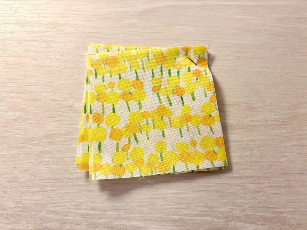 6枚セットで、手触りや柄の色合いを確認できる生地見本